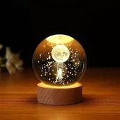 Coverzone Ahşap Standlı Cam Küre Işıklı Göz Yormayan Gökyüzü ve Ay Motifli Masaüstü Aydınlatma Gece Lambası Dekoratif Çocuk Odası Salon Yatak Odası Lamba 6cm x 6cm (To The Moon)