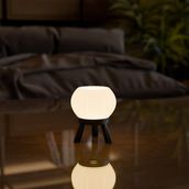 DECO FABRICA Modern Balon Şeklinde Masa Lambası – Tripod Ayaklı Eğlenceli Abajur | Çocuk ve Genç Odası Dekoratif Aydınlatma