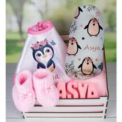 EJOYA Ahşap Sandıkta Kişiye Özel Önlük Battaniye Taş Isimlik Ve Patik Bebek Hediye Seti 109746
