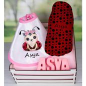 Ejoya Ahşap Sandıkta Kişiye Özel Önlük Battaniye ve Taş Isimlik Bebek Hediye Seti 109712