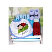 Ejoya Ahşap Sandıkta Kişiye Özel Önlük Biberon Taş Isimlik ve Patik Bebek Hediye Seti 109519
