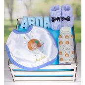 eJOYA Ahşap Sandıkta Kişiye Özel Önlük Biberon Taş İsimlik Ve Patik Bebek Hediye Seti 109539