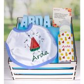 Ejoya Ahşap Sandıkta Kişiye Özel Önlük Biberon ve Taş Isimlik Bebek Hediye Seti 109546