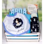 EJOYA Ahşap Sandıkta Kişiye Özel Önlük Biberon Ve Taş İsimlik Bebek Hediye Seti 109555