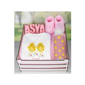 eJOYA Ahşap Sandıkta Kişiye Özel Zıbın Biberon Taş İsimlik Ve Patik Bebek Hediye Seti 109501