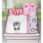 Ejoya Ahşap Sandıkta Kişiye Özel Zıbın Biberon Taş Isimlik ve Patik Bebek Hediye Seti 109506