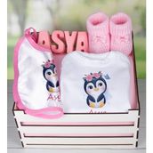 Ejoya Ahşap Sandıkta Kişiye Özel Zıbın Önlük Taş Isimlik ve Patik Bebek Hediye Seti 109434