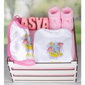 Ejoya Ahşap Sandıkta Kişiye Özel Zıbın Önlük Taş Isimlik ve Patik Bebek Hediye Seti 109438