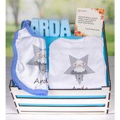 Ejoya Ahşap Sandıkta Kişiye Özel Zıbın Önlük ve Taş Isimlik Bebek Hediye Seti 109456