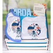 Ejoya Ahşap Sandıkta Kişiye Özel Zıbın Önlük ve Taş Isimlik Bebek Hediye Seti 109464