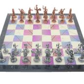 Gift Home Metal Satranç Takımı Orta Boy Yunan Figürlü Antik Satranç Taşı ve MDF Bahar Desenli Satranç Tahtası