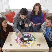 Hasbro B7388 Trivial Pursuit 2000'ler 16 Yaş Üstü 6 Kişilik Kutu Oyunu
