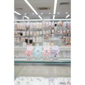Hello Kitty Lisanslı Tatlı Fabrika Saç Tokası – Yumuşak Scrunchie & Esnek
