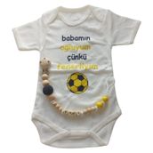 Hoşgeldin Bebek, Yenidoğan Erkek Bebek, Sarı Lacivert Babamın Oğluyum Taraftar Badi ve İsimli Emzik Askısı Hediye Seti (3-6 AY)