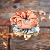 ICON SILK 3'lü Orta Boy Saf İpek Saç Tokası Seti (3,5 cm, 3 Adet) (Blush, Soluk Mavi, Şampanya)