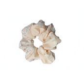 Lastik Toka, İncili Çiçekli – Çiçek Desenli Kumaş Scrunchie, Şık ve Yumuşak Saç Tokası (Krem Rengi)