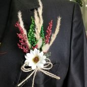 Lora Davet Damat Ve Arkadaşları İçin Yaka Çiçeği