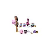 Monster High Havalı Doğum Günü pasta seti ve Clawdeen Wolf bebek, pasta kreması ve süsleme şırıngası gibi 20'den fazla aksesuar içeren pasta süsleme temalı oyun seti, JBG78