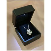 Nereze NRZ999310 925 Ayar Gümüş Işıklı Kutulu Mıknatıslı Açılır Kapanır Rose Yonca Kadın Kolye