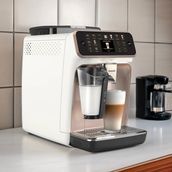 Philips Lattego 5500 Serisi Silentbrew, 20 Sıcak & Soğuk Kahve Hızlı Başlangıç Tam Otomatik Espresso Makinesi, Lambader Hediye - Beyaz