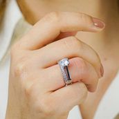 Pigado 925 Ayar Gümüş Tek Sıra Yarım Tur Tek Taş Model Yüzük