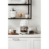 SMEG Beyaz Filtre Kahve Makinesi 10 Fincan Kapasitesi ile Otomatik Kapanma ve Zamanlayıcı Özellikli