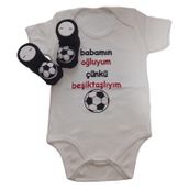 Style Baby Amazing SBA251205 Hoşgeldin Bebek, Yenidoğan Erkek Bebek, Siyah Beyaz Babamın Oğluyum Taraftar Badi ve Aksesuarlı Çorap Hediye Seti (6-9 AY)