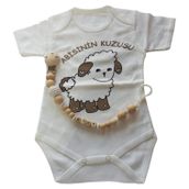 Style Baby Amazing SBA251265 Hoşgeldin Bebek, Yenidoğan Ünisex Bebek, Abisinin Kuzusu Baskılı Badi ve İsimli Emzik Askısı Hediye Seti (6-9 AY)