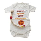 Style Baby Amazing SBA251285 Hoşgeldin Bebek, Yenidoğan Erkek Bebek, Sarı Kırmızı Babamın Oğluyum Taraftar Badi ve İsimli Emzik Askısı Hediye Seti (3-6 AY)