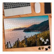 100370 Çayırlar Arasından Deniz Manzarası 240 Parça Puzzle Yapboz