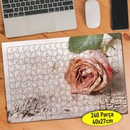 110435203 Taş Kaldırımda Zarif Pembe Gül 240 Parça Puzzle Yapboz