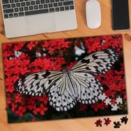 1218884 Kırmızı Çiçekler Arasında Benekli Kelebek 240 Parça Puzzle Yapboz