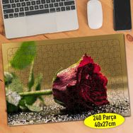 373873 Islak Zeminde Zarif Kırmızı Gül 240 Parça Puzzle Yapboz