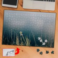 435232 Çiçeklerin Arasından Deniz 240 Parça Puzzle Yapboz Tablo