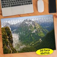 62858006 Dumanlı Yeşil Doğa Dağ Manzarası 240 Parça Puzzle Yapboz