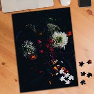 75009 Siyah Zeminde Çeşitli Çiçekler 240 Parça Puzzle Yapboz