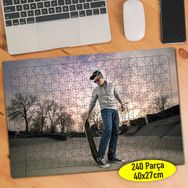 81139516 Kaykay Süren Genç Adam 240 Parça Puzzle Yapboz