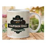Art Hediye İsmail e Yine Kapının Önü Gözüktü İki Tarafı Baskılı Kupa Bardak