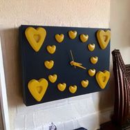 Bahat Sarı Siyah Ahşap 3D Kalpli Salon Ofis Camsız 30x20 cm Duvar Saati