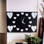 Bahat Siyah Beyaz Ahşap 3D Kalpli Salon Ofis Camsız 30x20 cm Duvar Saati