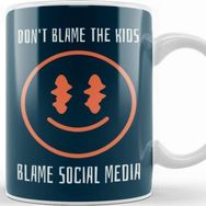 Baskı Dükkanı Millenials Don't Blame the Kids Blame Social Media Kupa Bardak Porselen