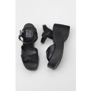 Bueno Shoes 01WY9001 Siyah Deri Kadın Dolgu Topuklu Sandalet