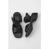 Bueno Shoes 01WY9303 Siyah Deri Kadın Dolgu Topuklu Sandalet