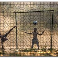 Cakapuzzle Asyalı Çocuklar Futbol Oynuyor Mdf 1000 Parça Puzzle
