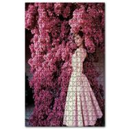 Cakapuzzle Audrey Hepburn Kırmızı Çiçekler Önünde Ahşap 1000 Parça Puzzle