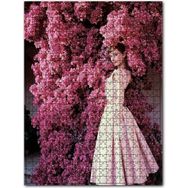 Cakapuzzle Audrey Hepburn Kırmızı Çiçekler Önünde Ahşap 255 Parça Puzzle