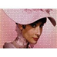 Cakapuzzle Audrey Hepburn Pembe Şapkalı ve Elbiseli Yakın Çekim 1000 Parça Puzzle