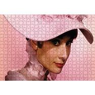 Cakapuzzle Audrey Hepburn Pembe Şapkalı ve Elbiseli Yakın Çekim 120 Parça Ahşap Puzzle