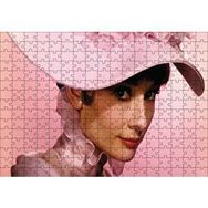 Cakapuzzle Audrey Hepburn Pembe Şapkalı ve Elbiseli Yakın Çekim 255 Parça Puzzle
