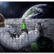 Cakapuzzle Ayda Dünyaya Karşı Bira İçen Astronot Mdf 500 Parça Puzzle